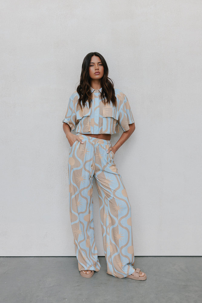 Esimio Cropped Shirt - Blue/Tan Sun Print