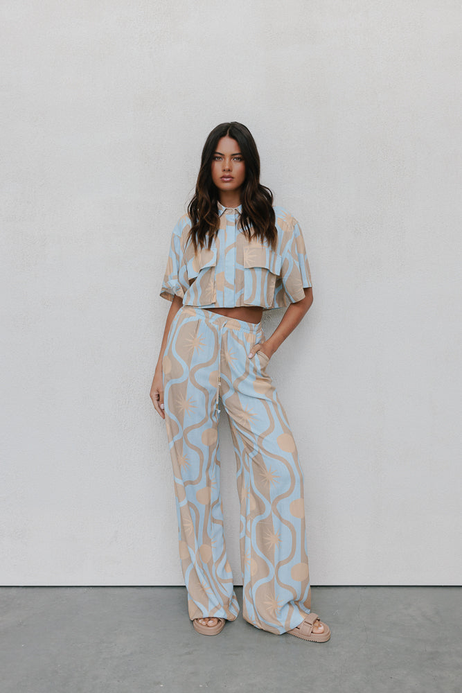 Esimio Cropped Shirt - Blue/Tan Sun Print