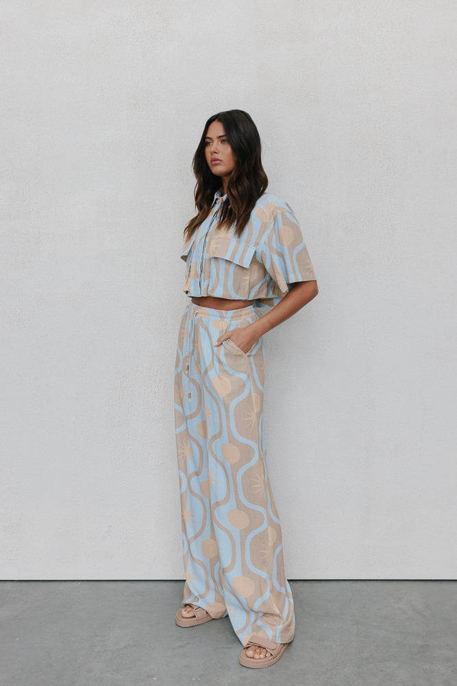Esimio Cropped Shirt - Blue/Tan Sun Print