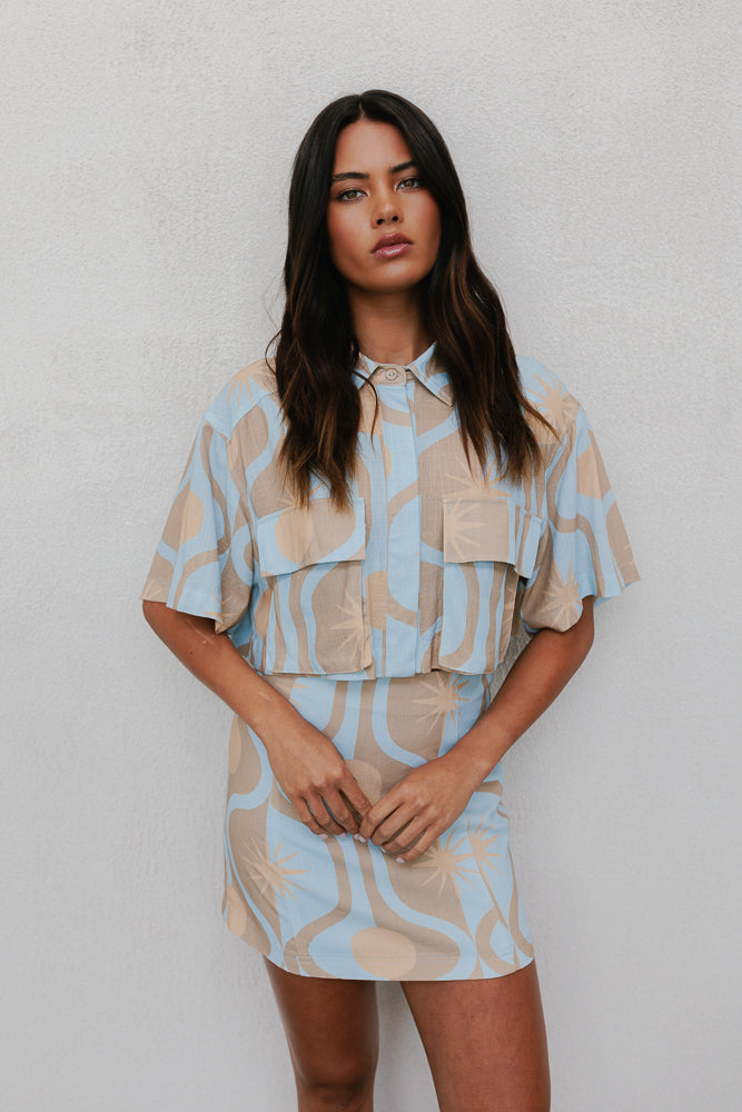Esimio Cropped Shirt - Blue/Tan Sun Print